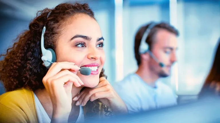 Conseillère au téléphone avec un casque