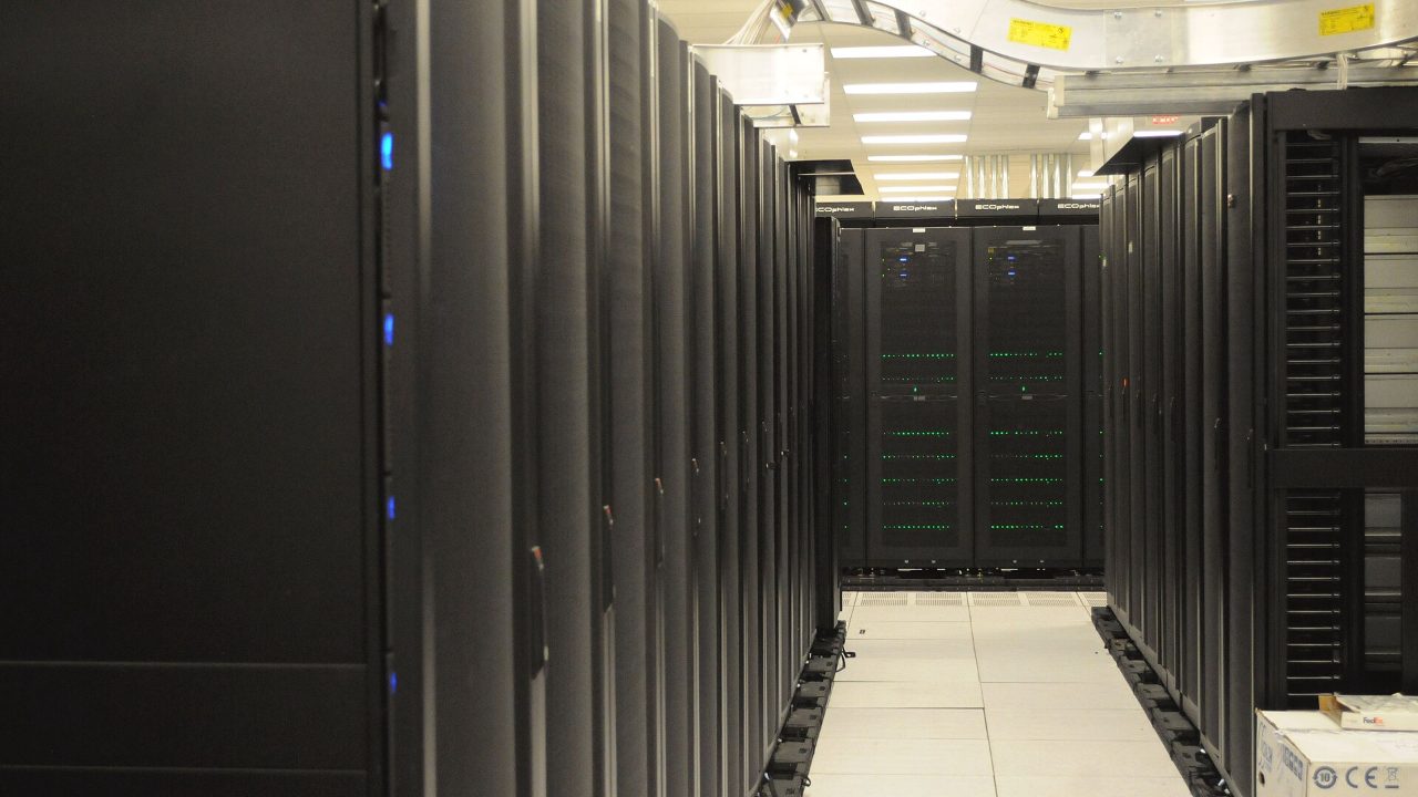 Baies de serveurs dans une salle informatique