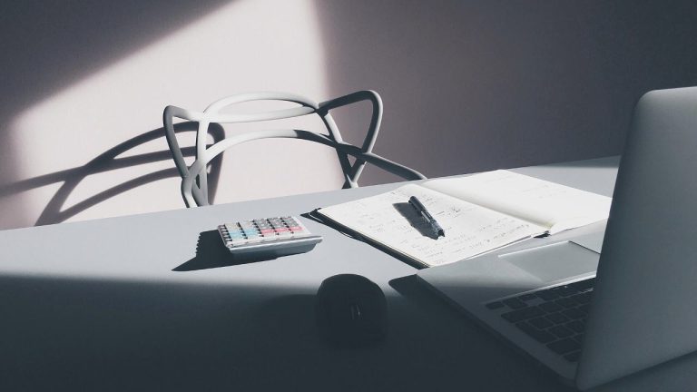 Calculatrice et documents sur un bureau