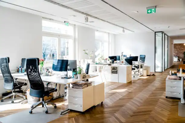Open space lumineux avec postes de travail en entreprise